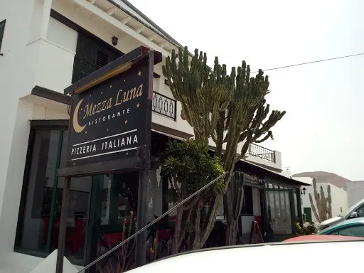 Italiarra Pizzeria Mezzaluna