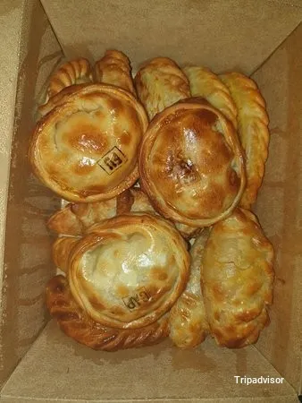 Vegetarian Empanadas argentinas La Cumbrecita y Pollos asados al CHIMICHURRI