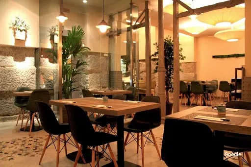 Japonesa Yoshi Sushi & More